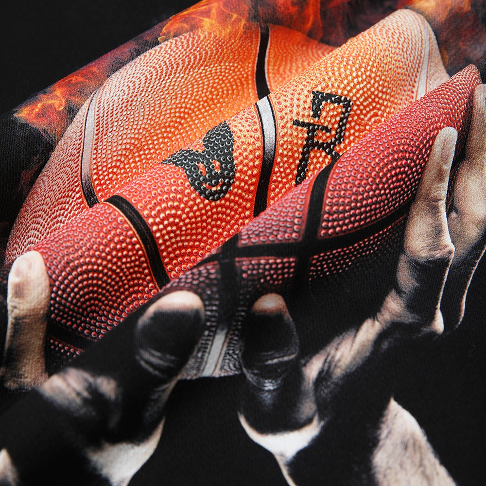 هودي أسود مطبوع كرة سلة مع غطاء رأس أبيض